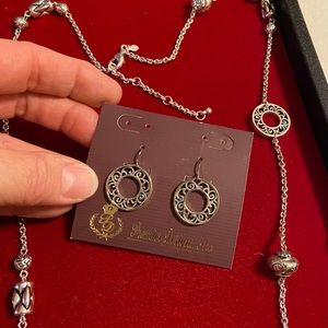 Silver-plated necklace & earring set.